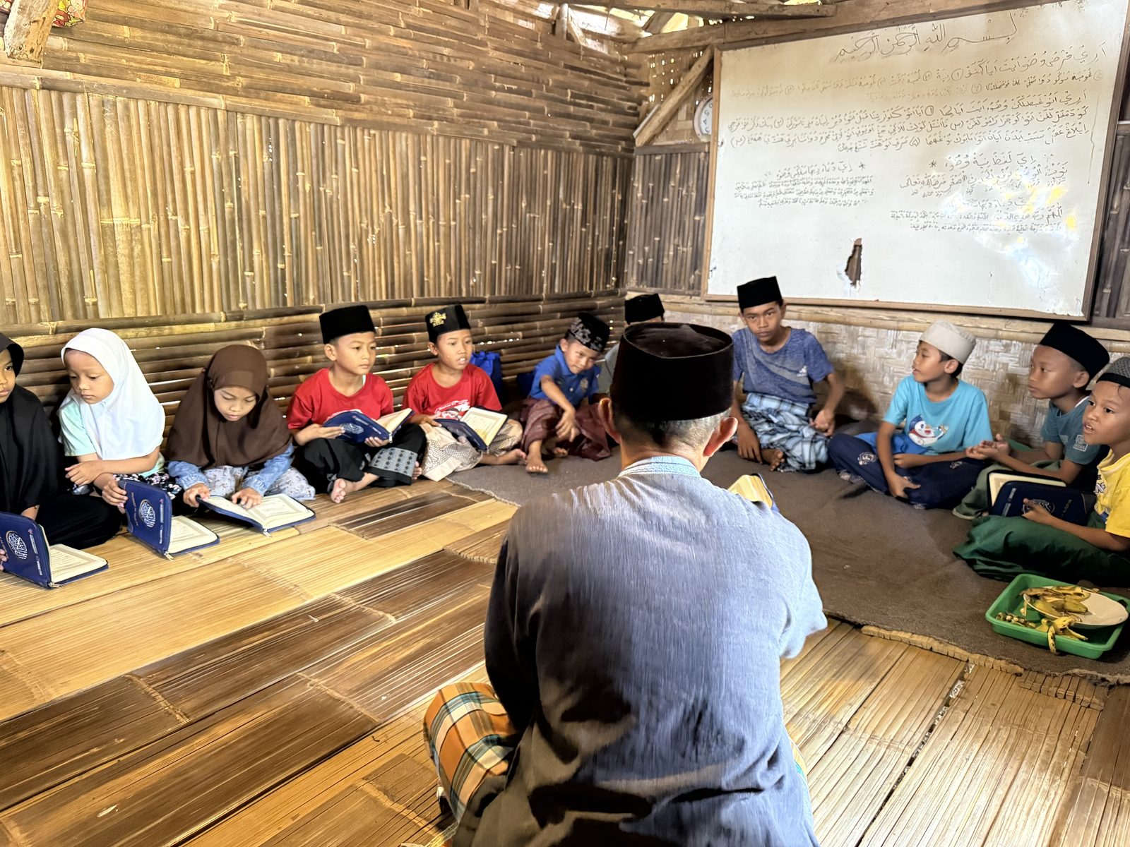 Anak-anak belajar mengaji Al-Qur'an bersama pengajar, dokumentasi program ASRA