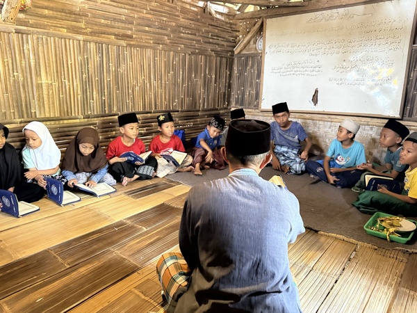 Kegiatan belajar Al-Qur'an anak-anak bersama pengajar