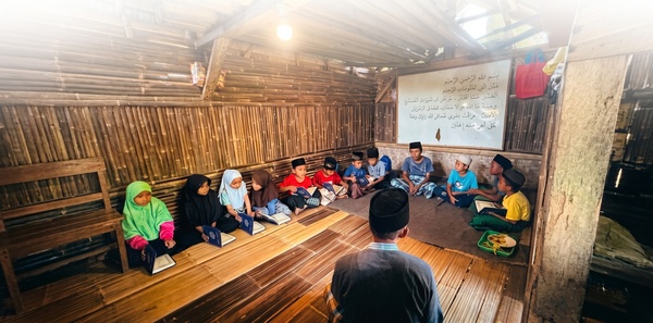 Kegiatan belajar Al-Qur'an anak-anak di kelas berdinding bambu  program ASRA