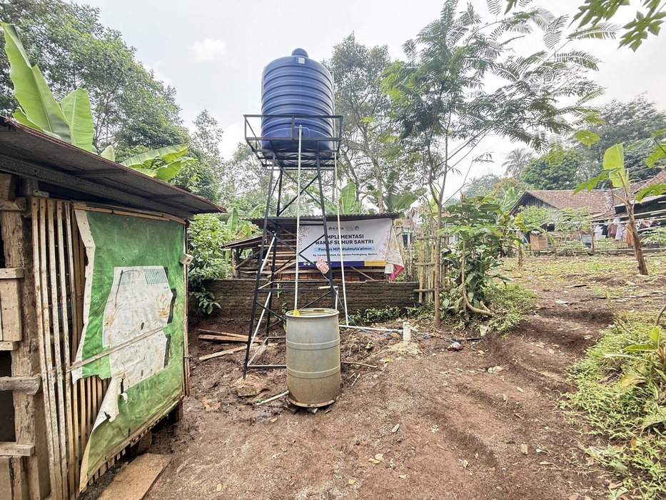 Menara tandon air dan sumur bor yang dibangun di area Ponpes Miftahulmuta'alimin